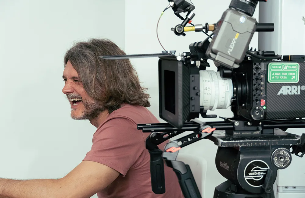 Salva Reina rodando con una productora audiovisual y productora de cine en Málaga