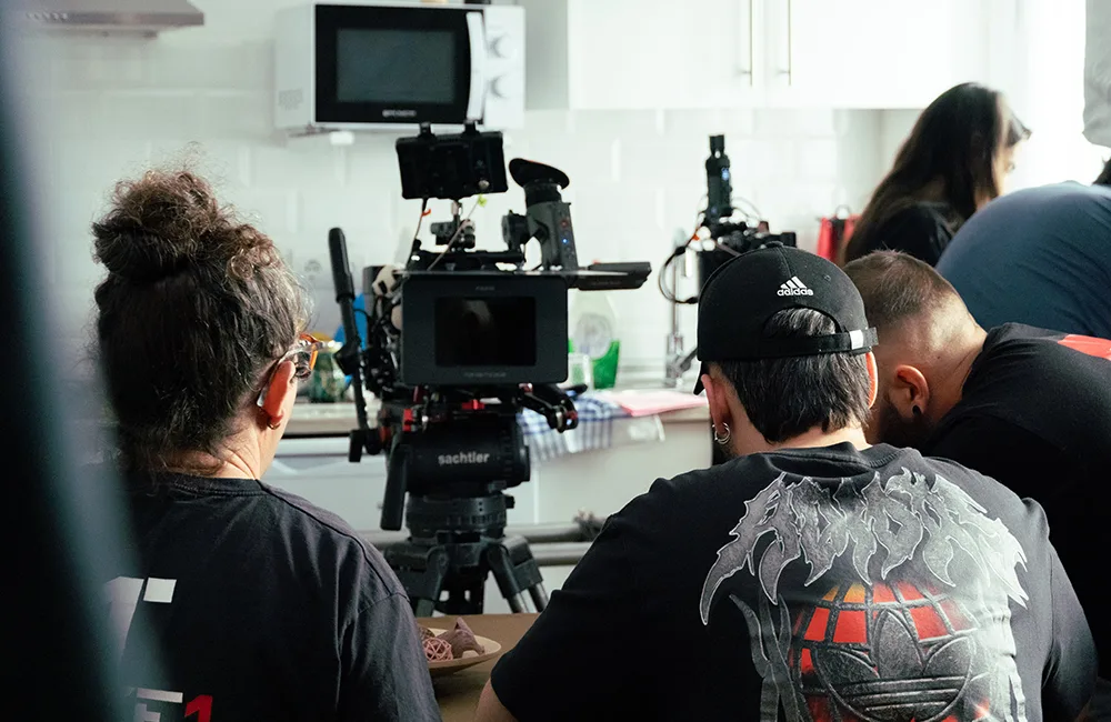 Equipo de una productora audiovisual y productora de cine en Málaga rodando Inquilinos