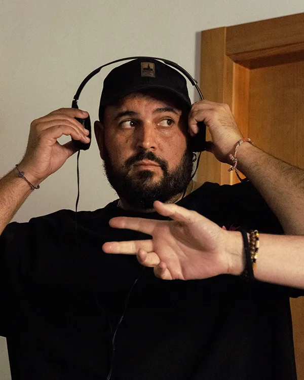 Adrián Ordóñez durante el rodaje del cortometraje Inquilinos producido por una productora audiovisual y productora de cine en Málaga
