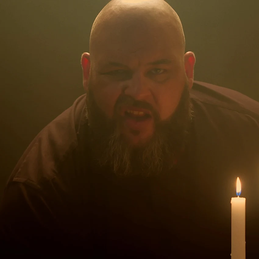 Raúl Fernández como Hijo en el cortometraje Inquilinos producido por una productora de cine en Málaga