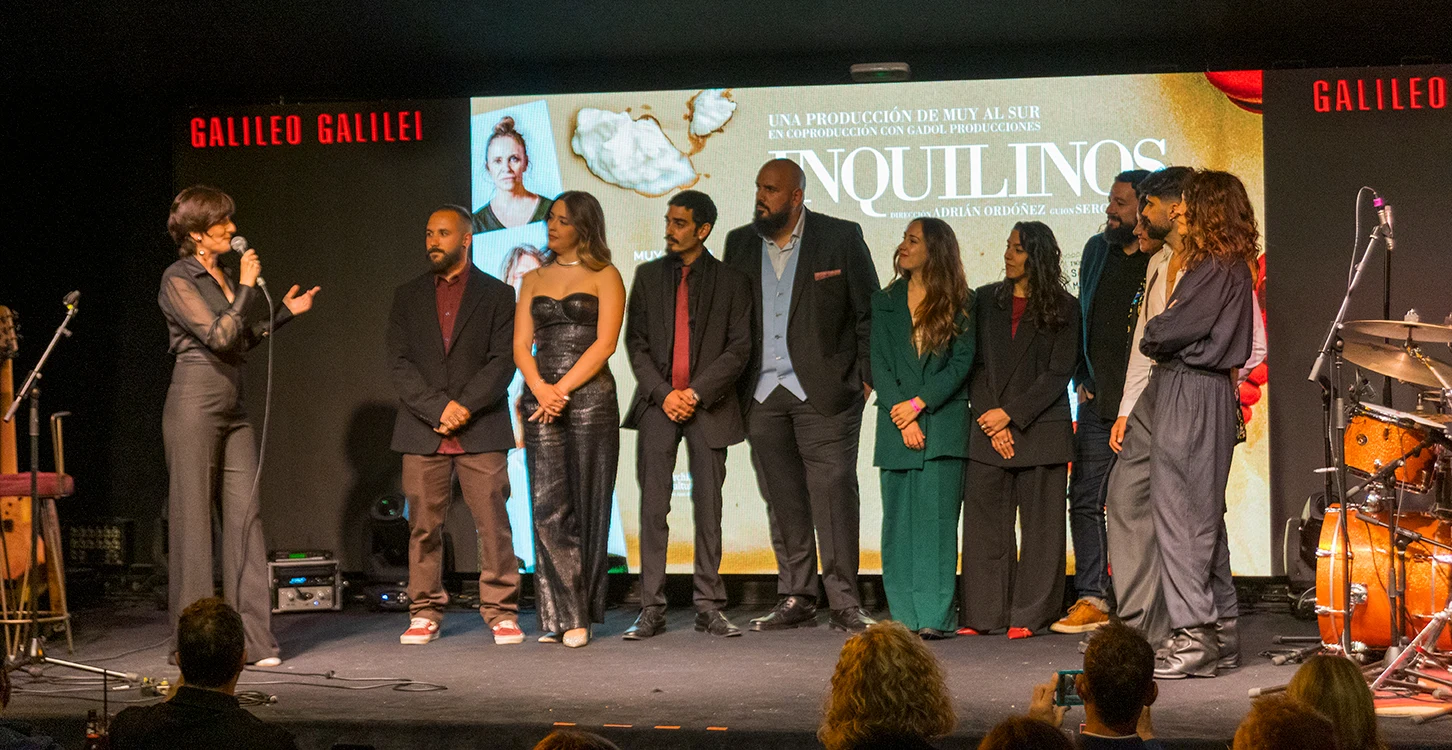 Director Adrián Ordóñez, actriz Carmen Sánchez y productor Jaime Lucas en el escenario de la premiere de Inquilinos en Madrid